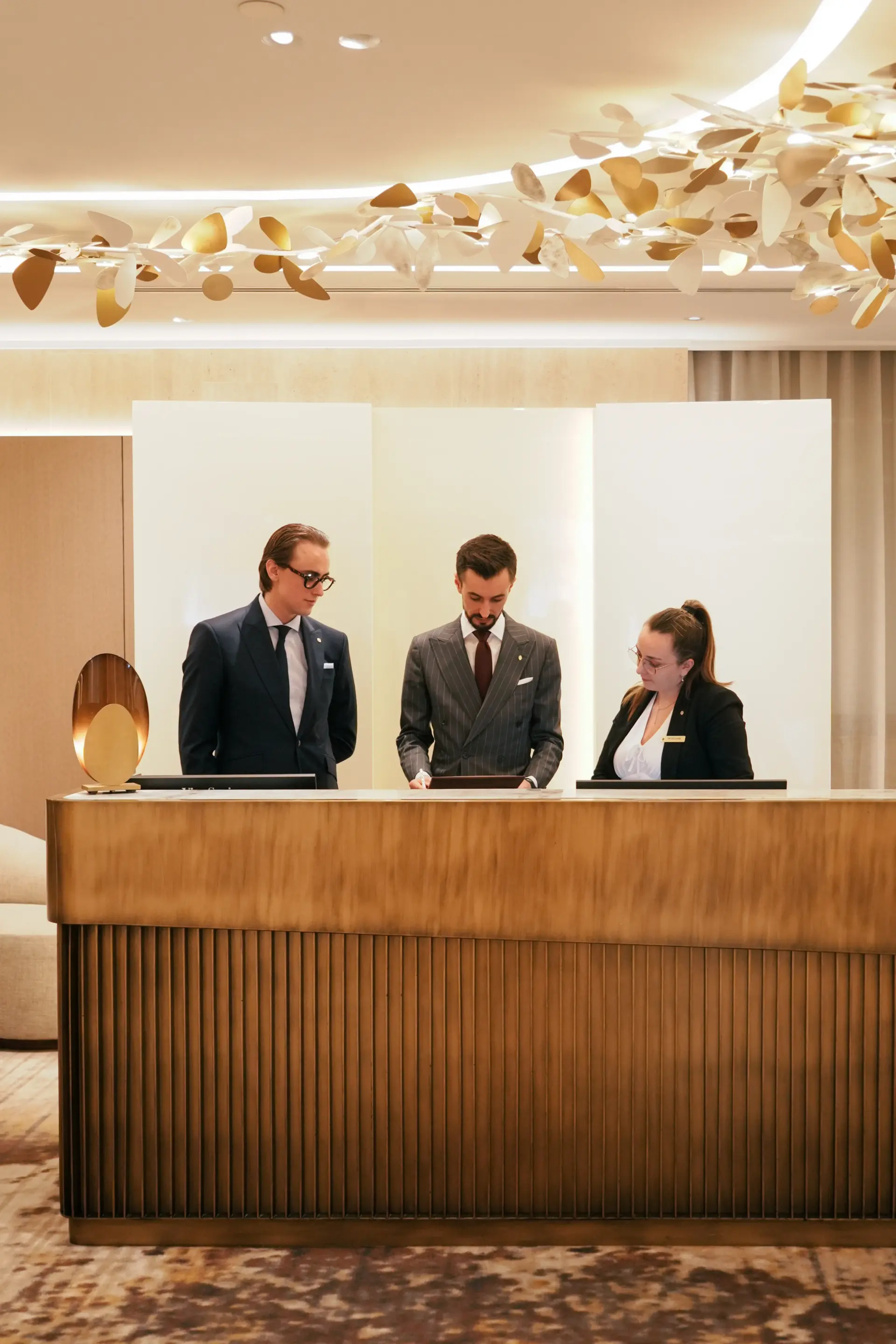 Hall d'hôtel avec les équipes qui accueillent les clients