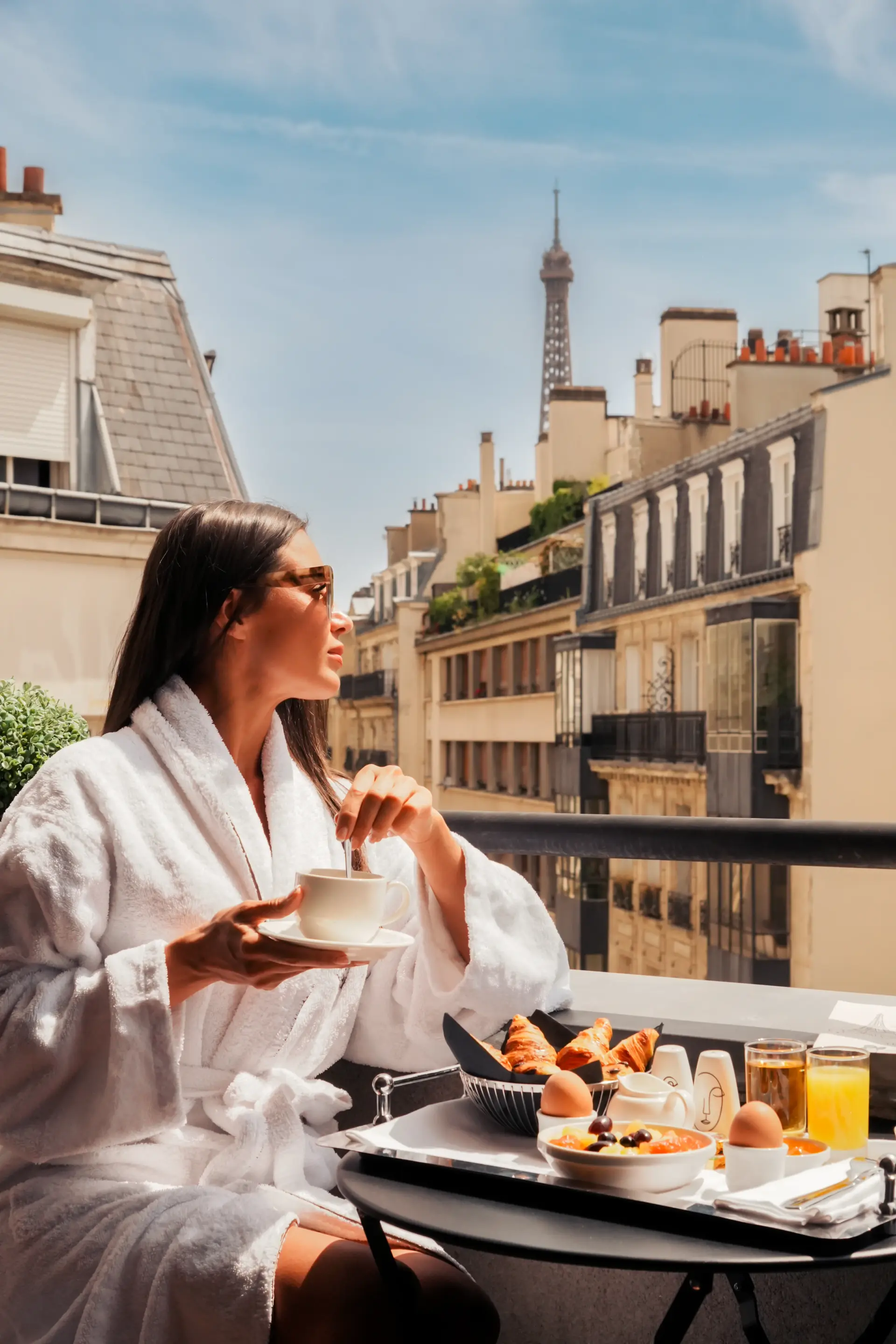 Femme qui boit son café devant la Tour Eiffel