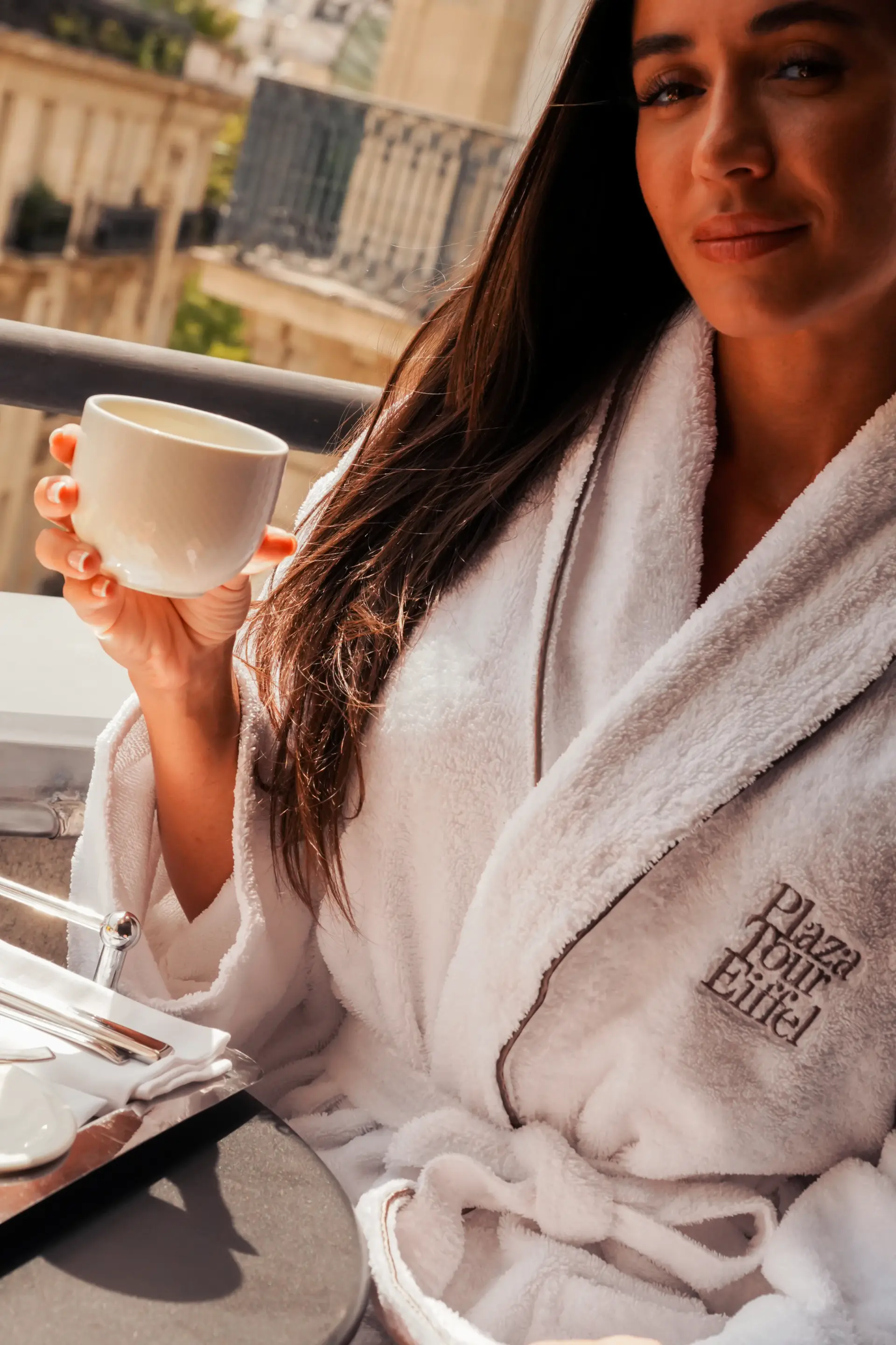 Femme qui prend son petit déjeuner