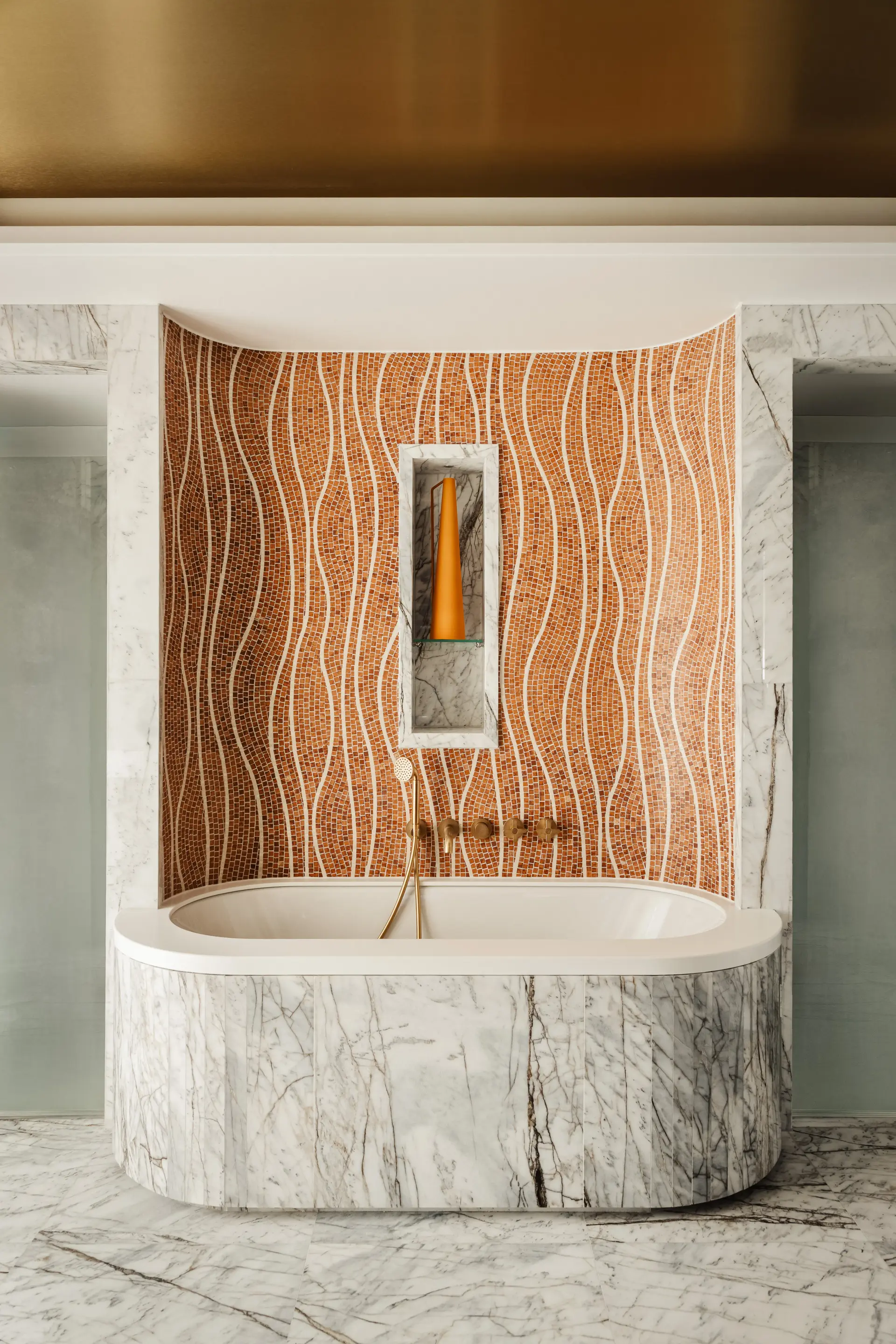 Baignoire avec mur d'exception 