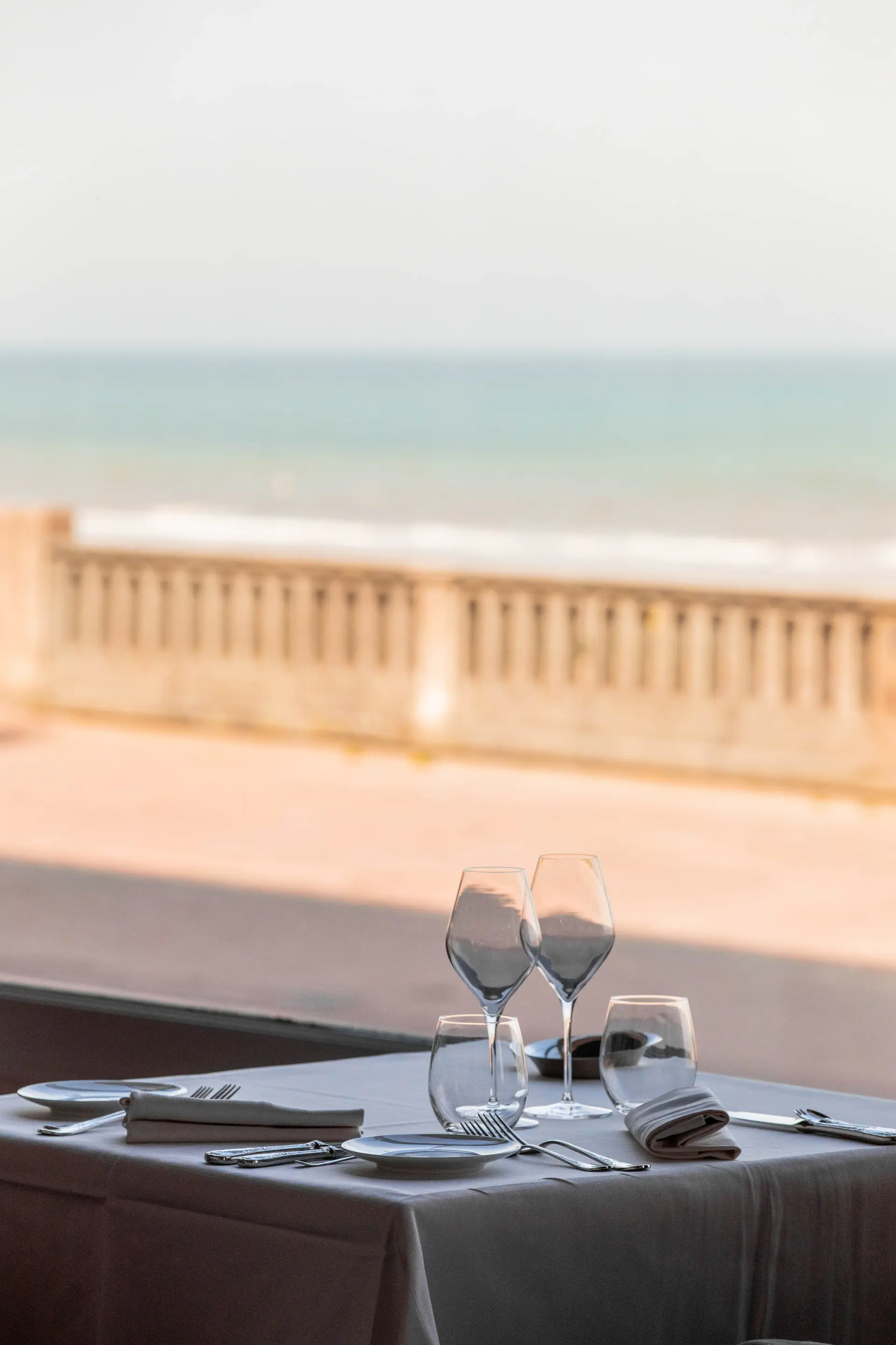 Couvert dressé vue sur la mer