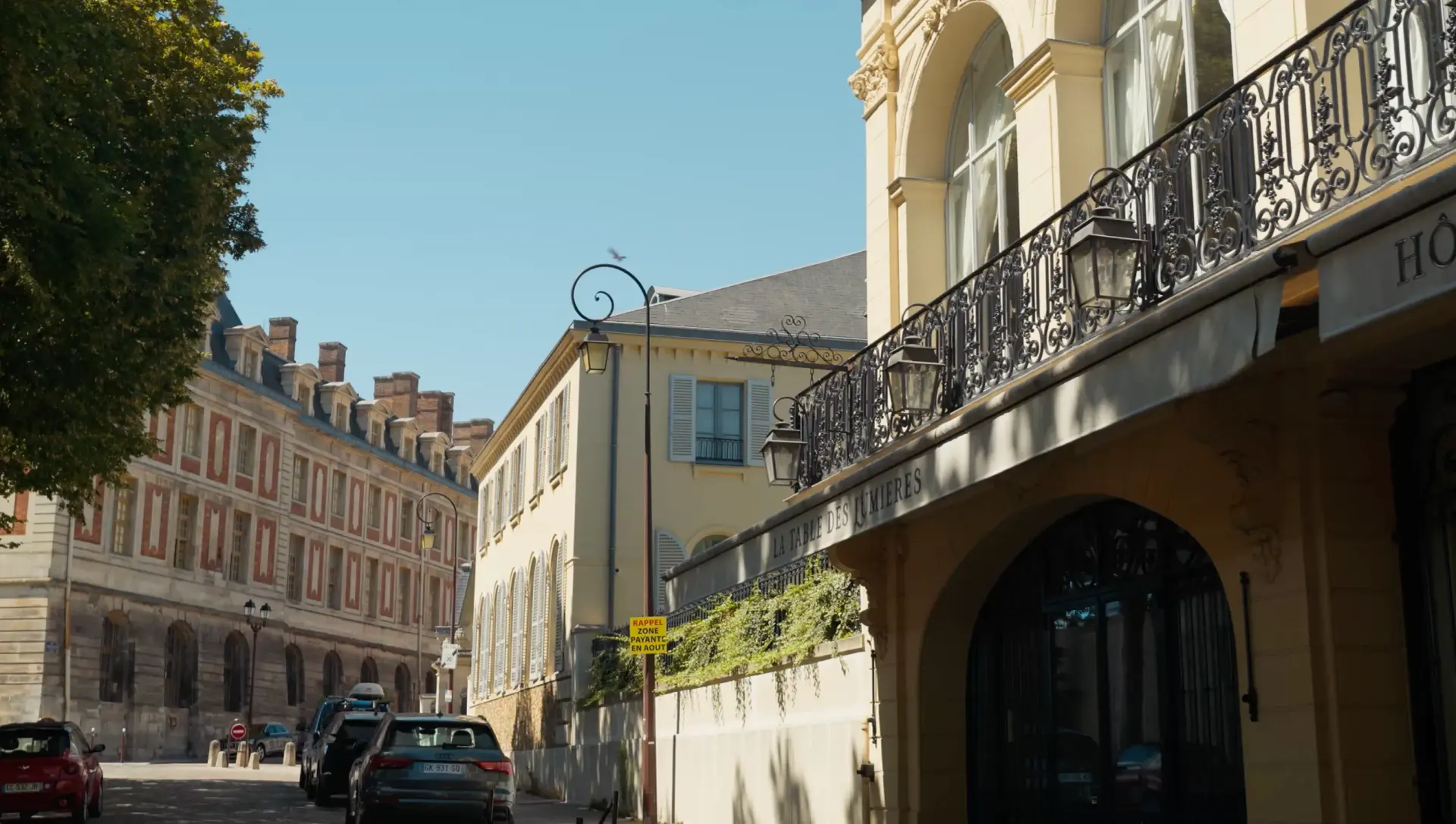 photo d'une allée et façade d'un hôtel 5 étoiles Français