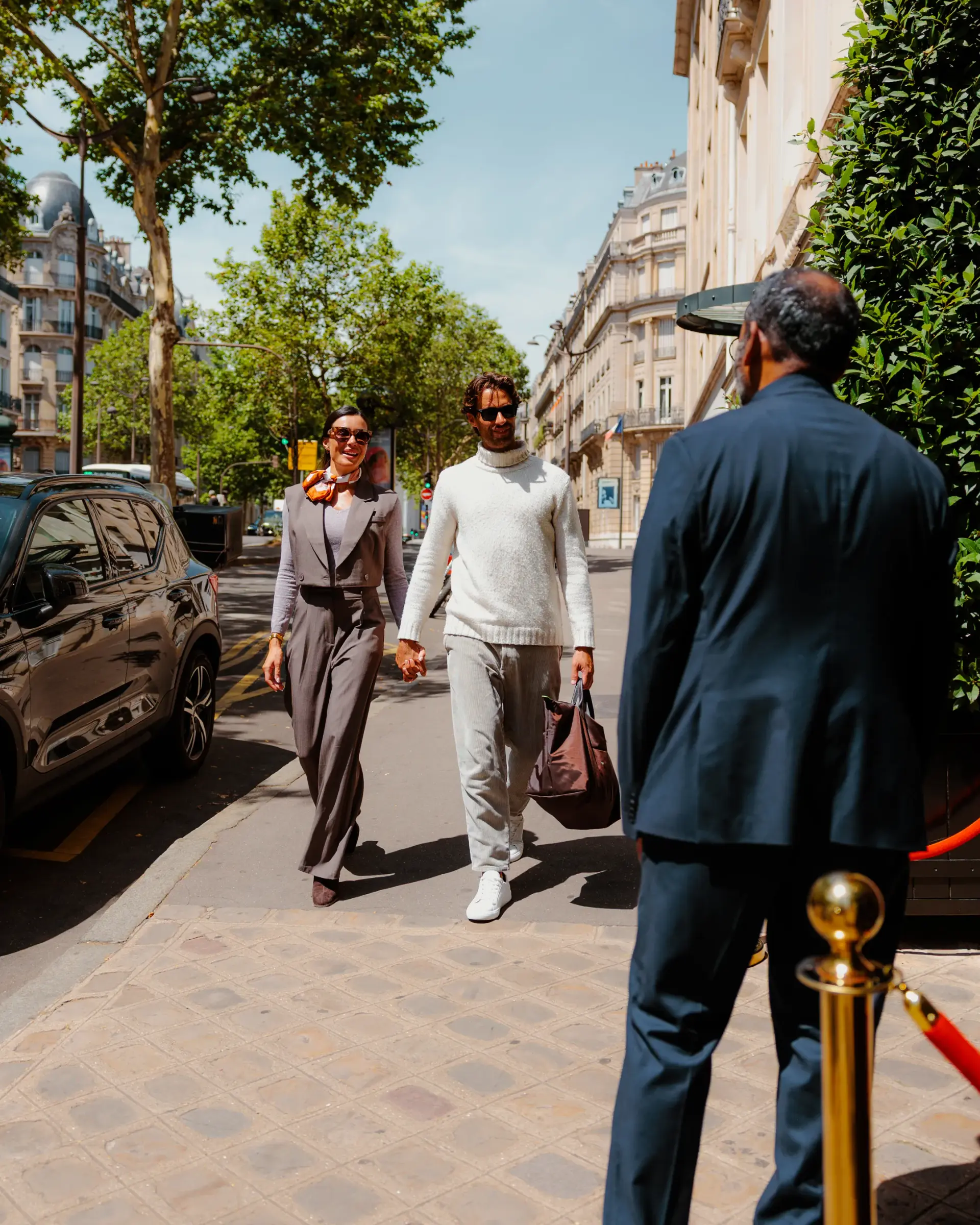 couple qui arrive à l'hôtel à paris
