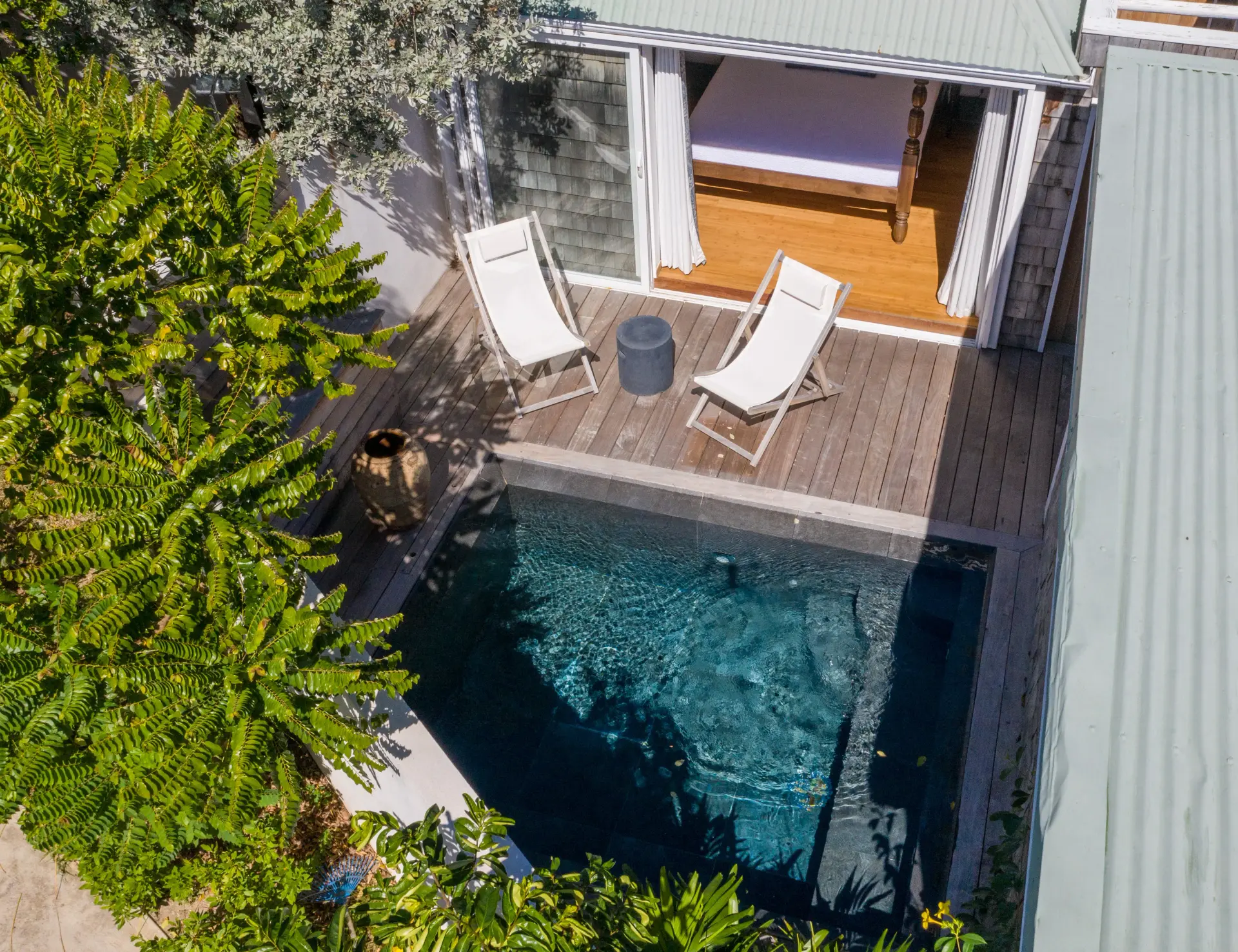 vue de haut d'une piscine avec deux transats