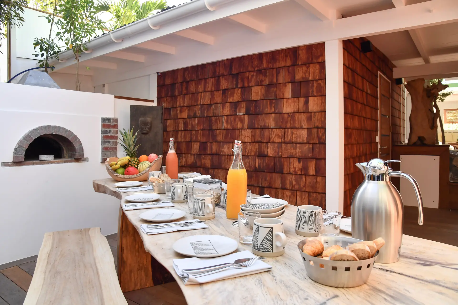 petit déjeuner servi dans une villa