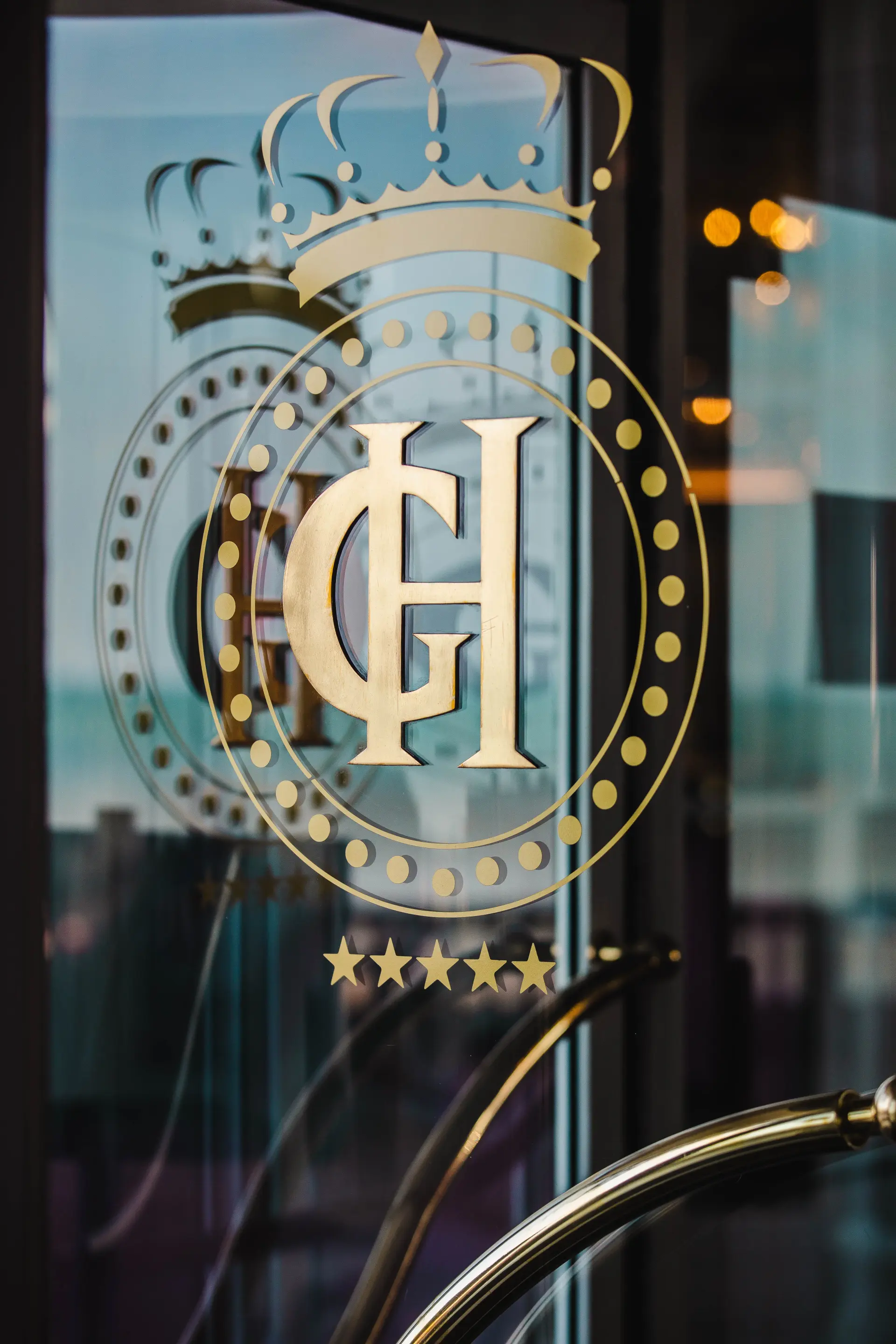 Logo Grand Hôtel avec cinq étoiles
