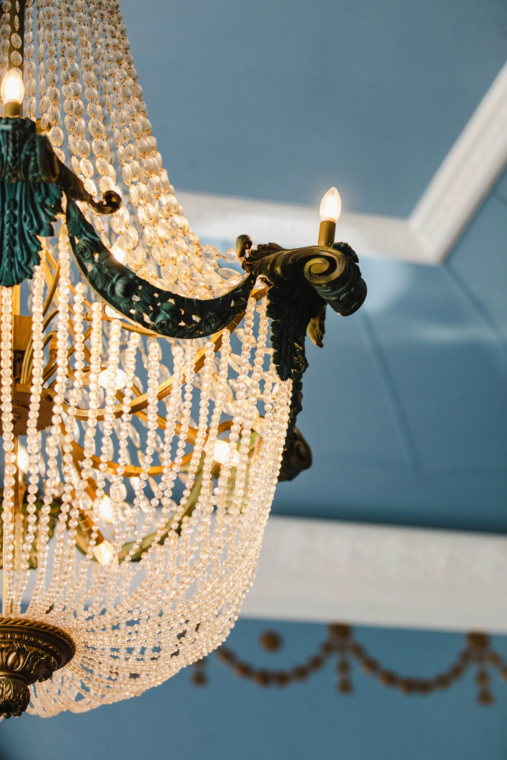 Détail d'un lustre lumineux