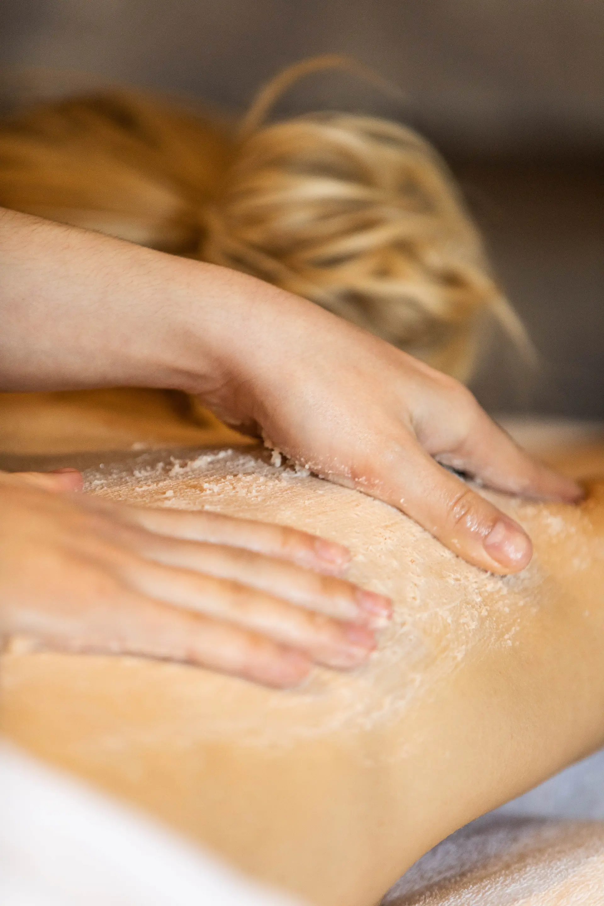 massage avec creme et grain dos d'une femme blonde