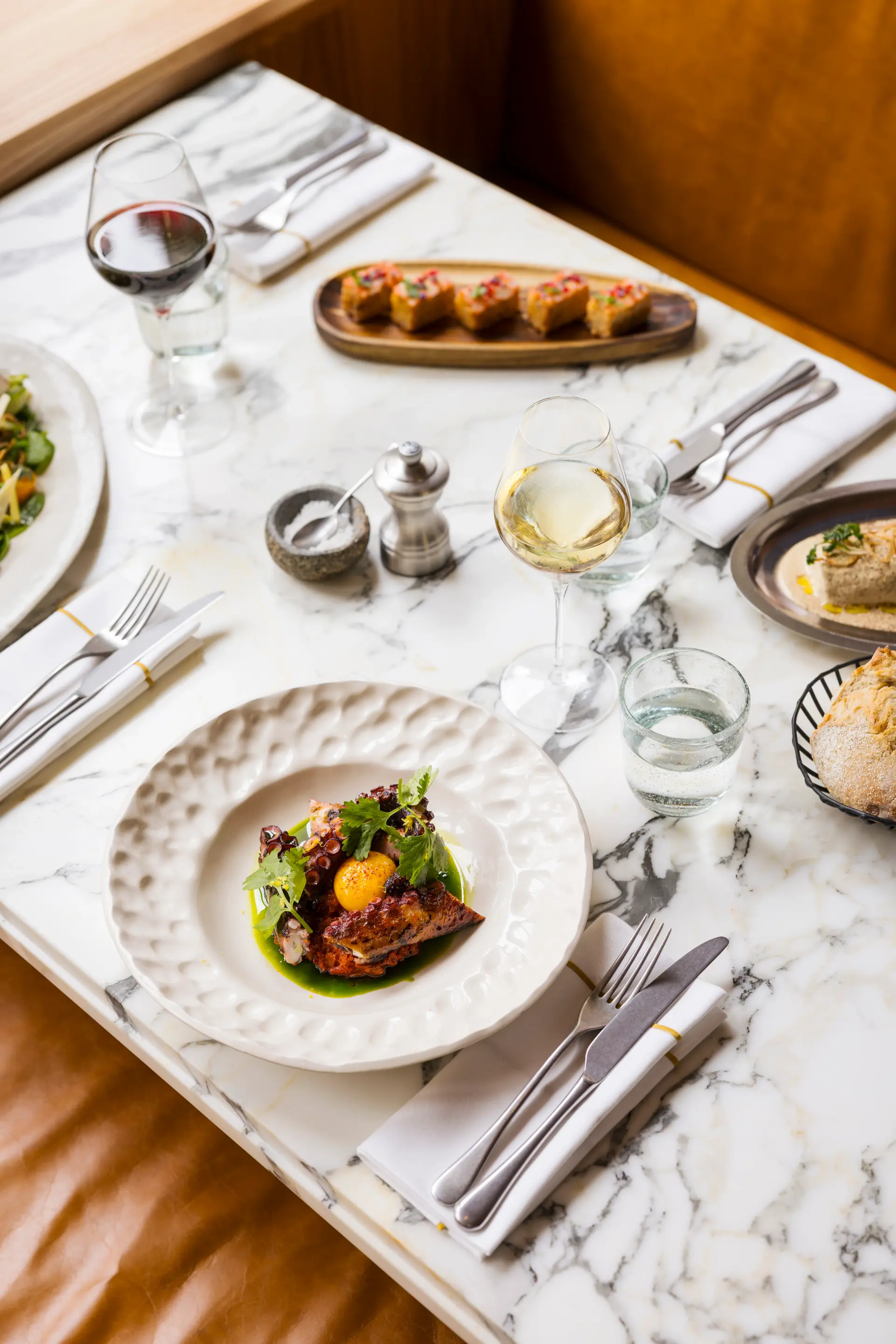 Une tablée dans un restaurant avec de beaux plats