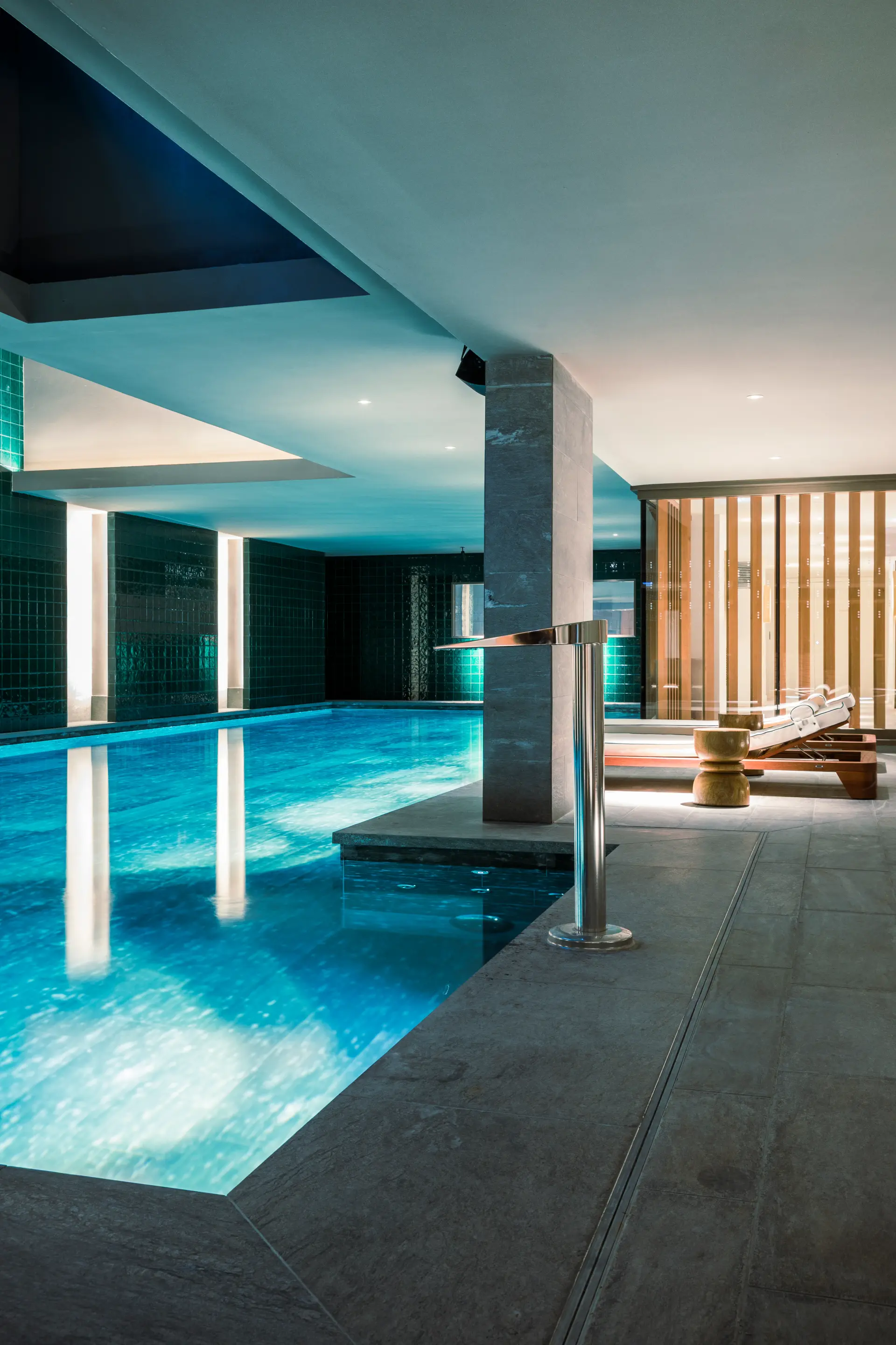 Une belle piscine intérieure d'hôtel de luxe à Paris