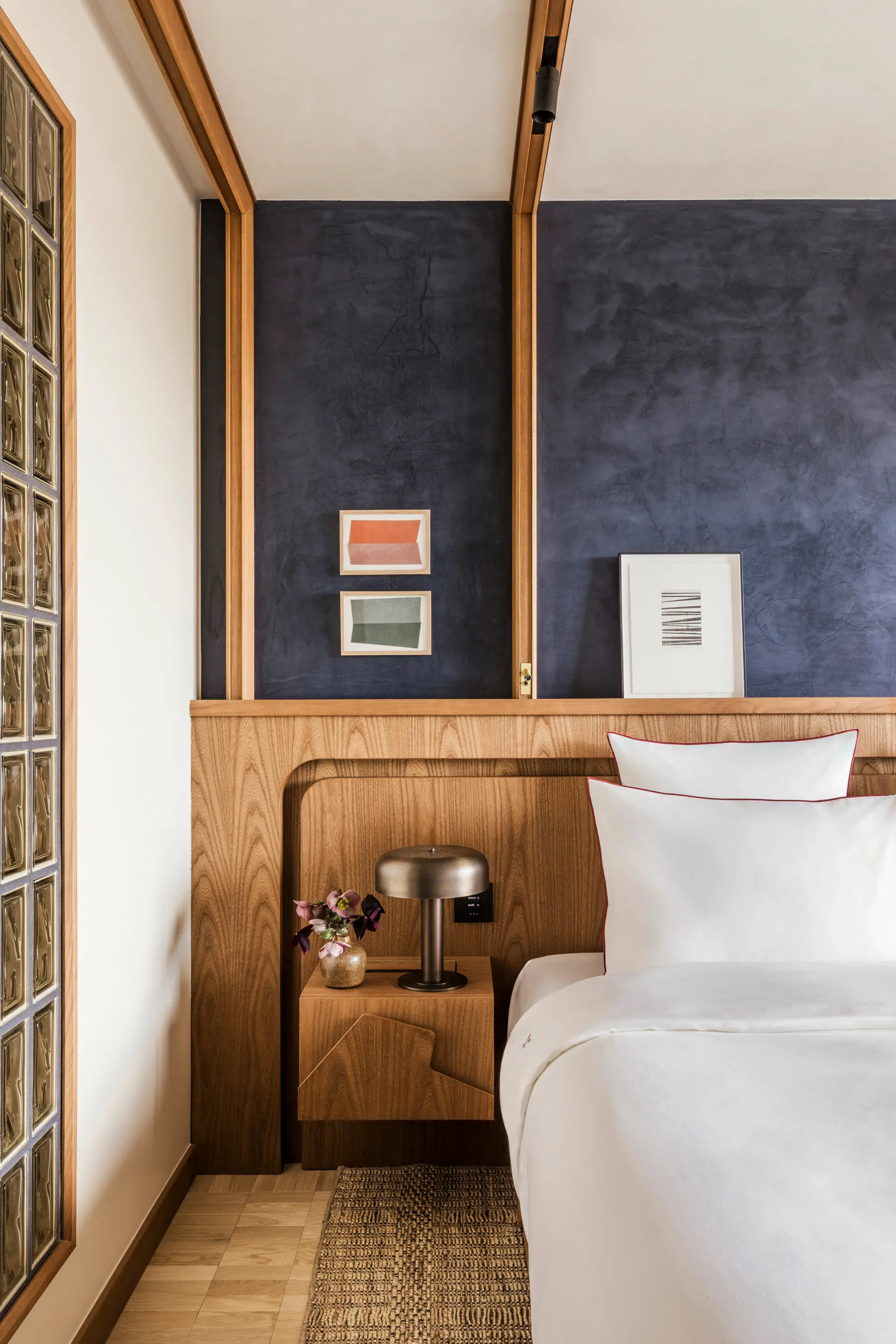 Chambre colorée ouverte sur l'extérieur, avec une belle lumière et des couleurs vives