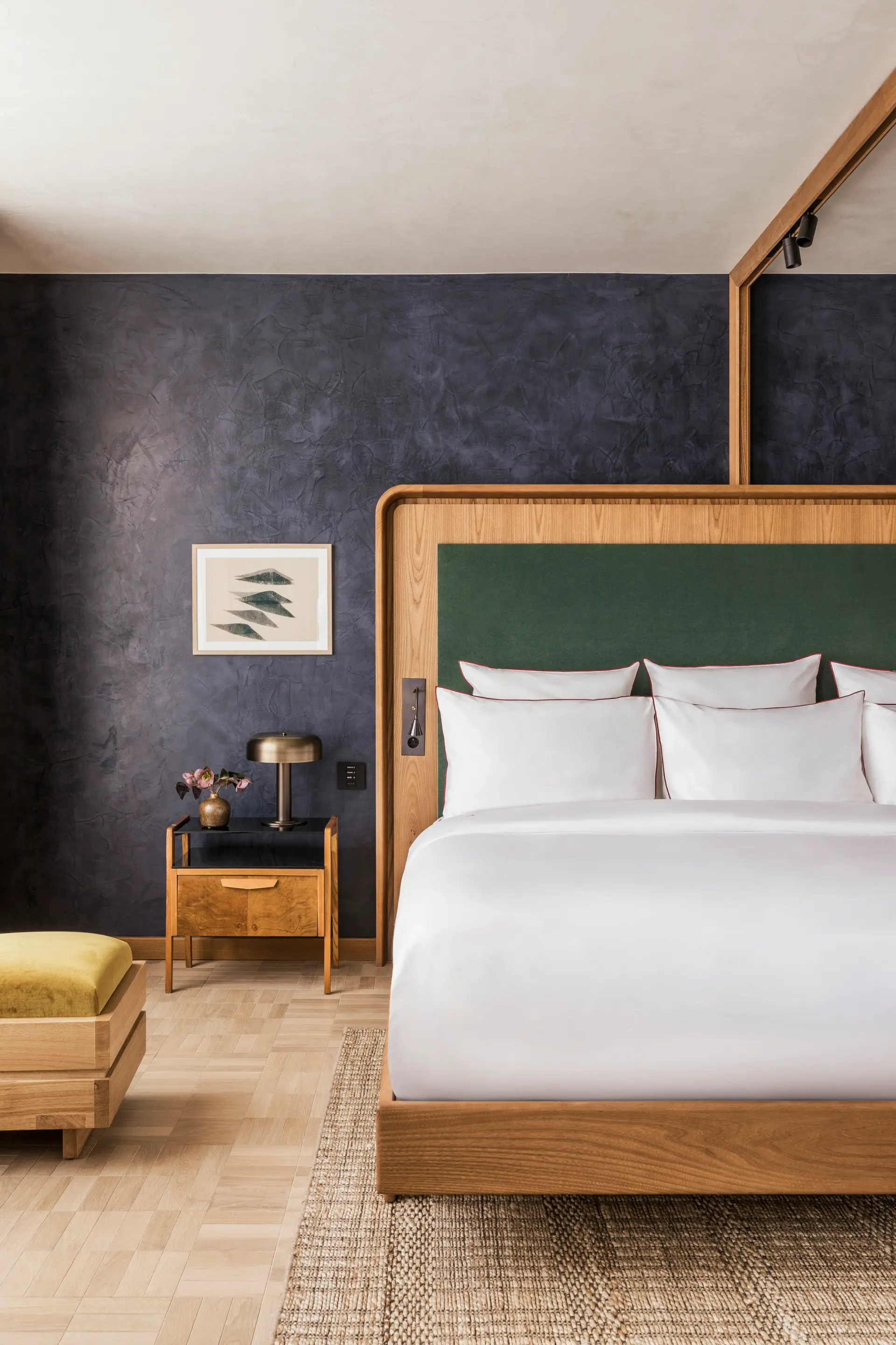 Une chambre d'hôtel avec de beaux oreillers blancs