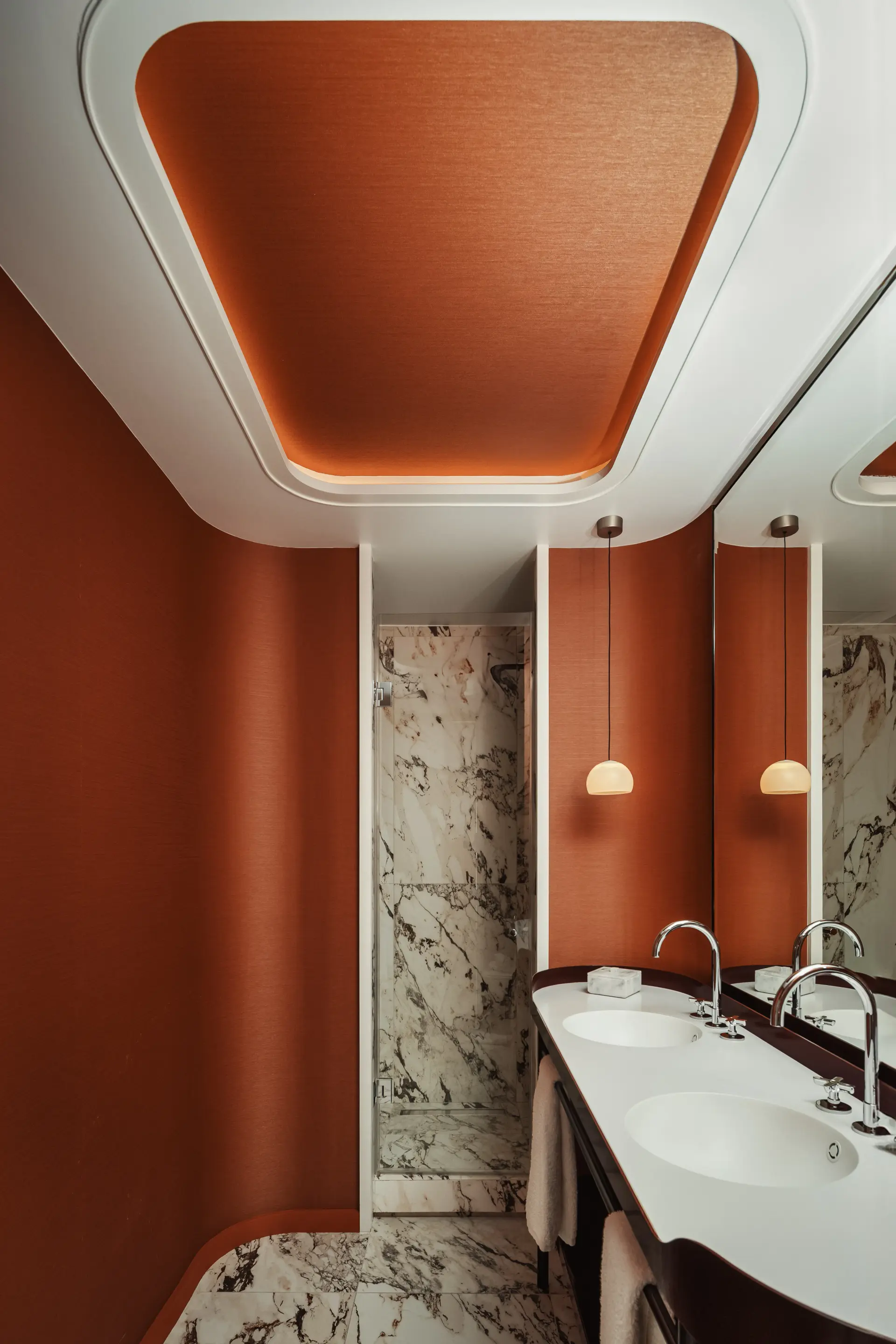 Salle de bain et cabine de douche mur de couleur orange
