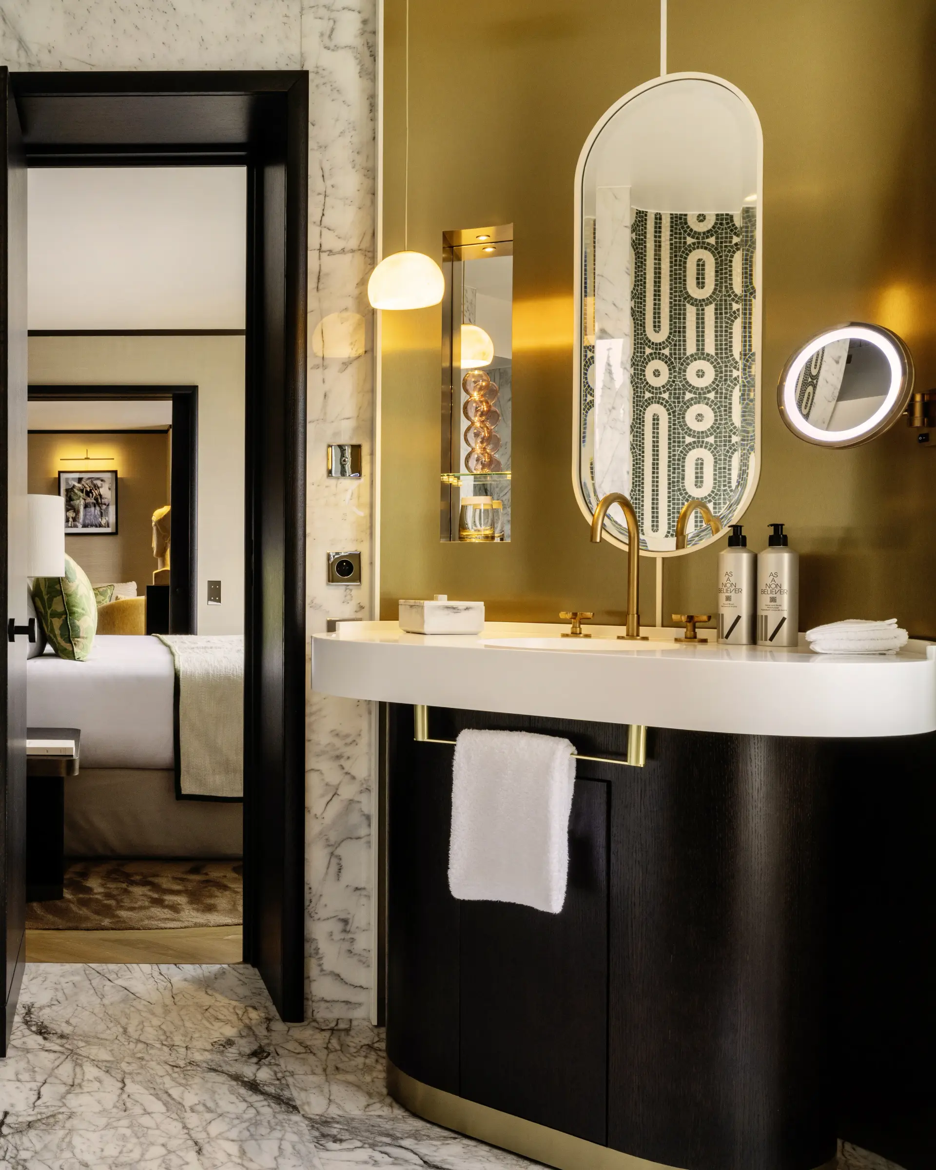 Salle de bain avec vue plongeante sur un lit